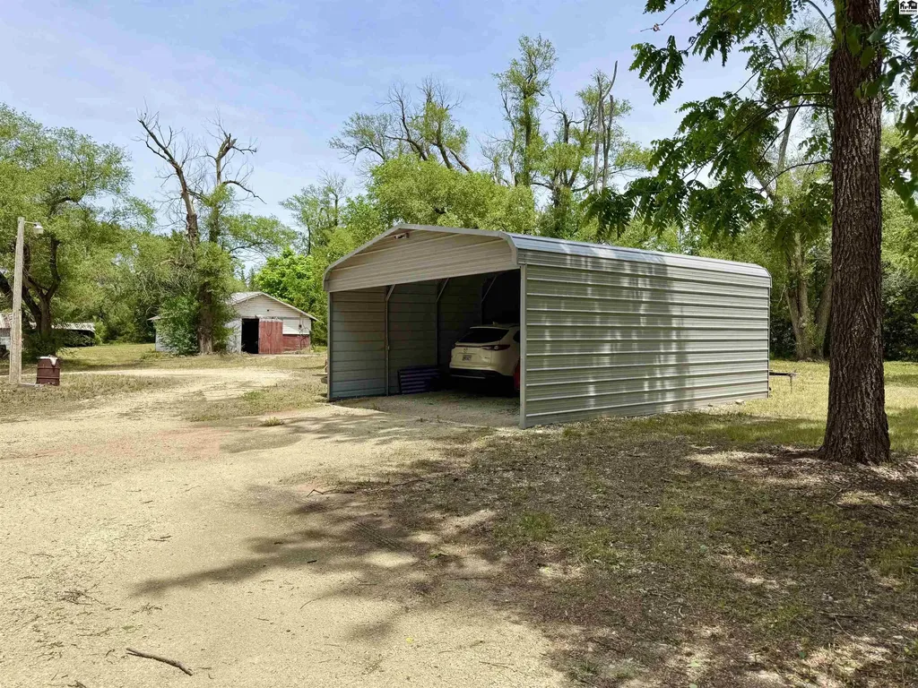 1202 E 56th Avenue Hutchinson KS 67502