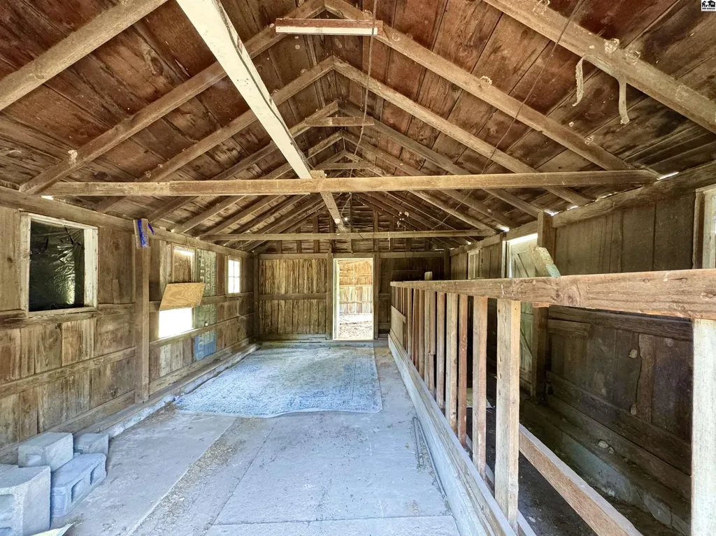 1202 E 56th Avenue Hutchinson KS 67502