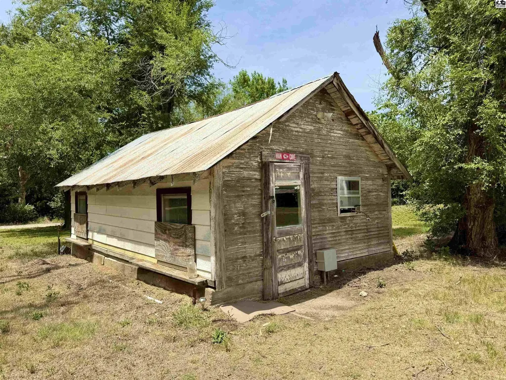 1202 E 56th Avenue Hutchinson KS 67502