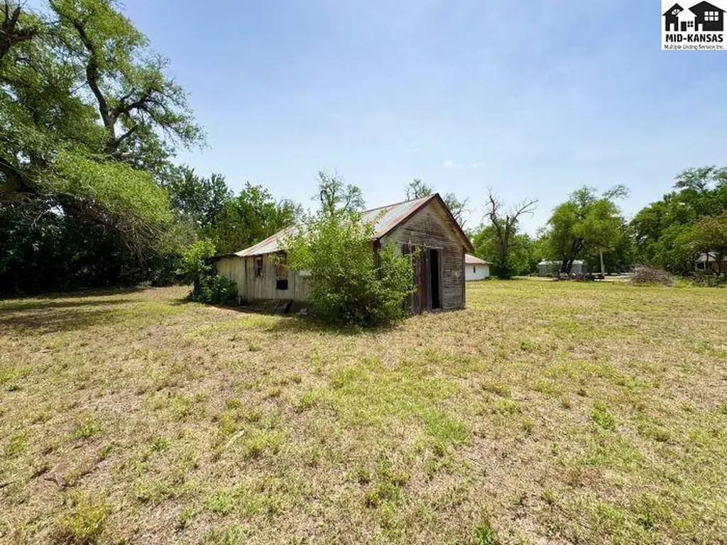 1202 E 56th Avenue Hutchinson KS 67502