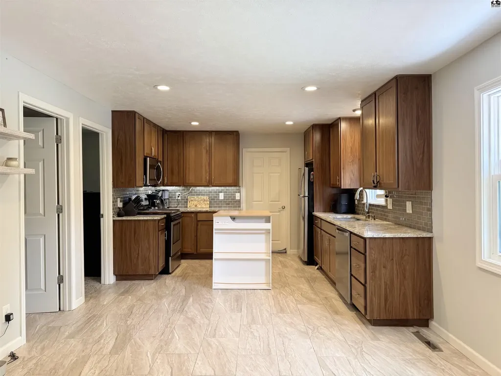 1202 E 56th Avenue Hutchinson KS 67502