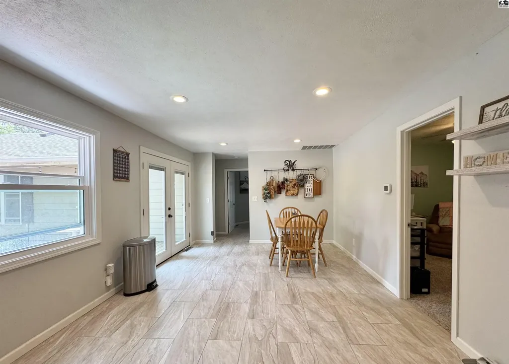 1202 E 56th Avenue Hutchinson KS 67502