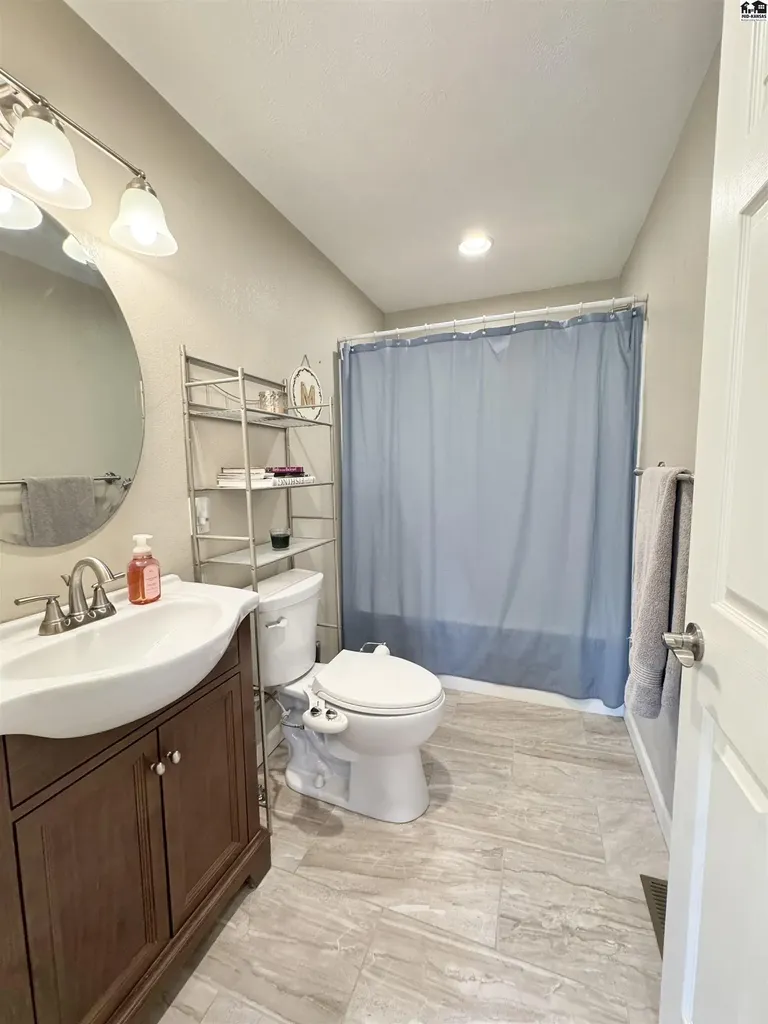 1202 E 56th Avenue Hutchinson KS 67502