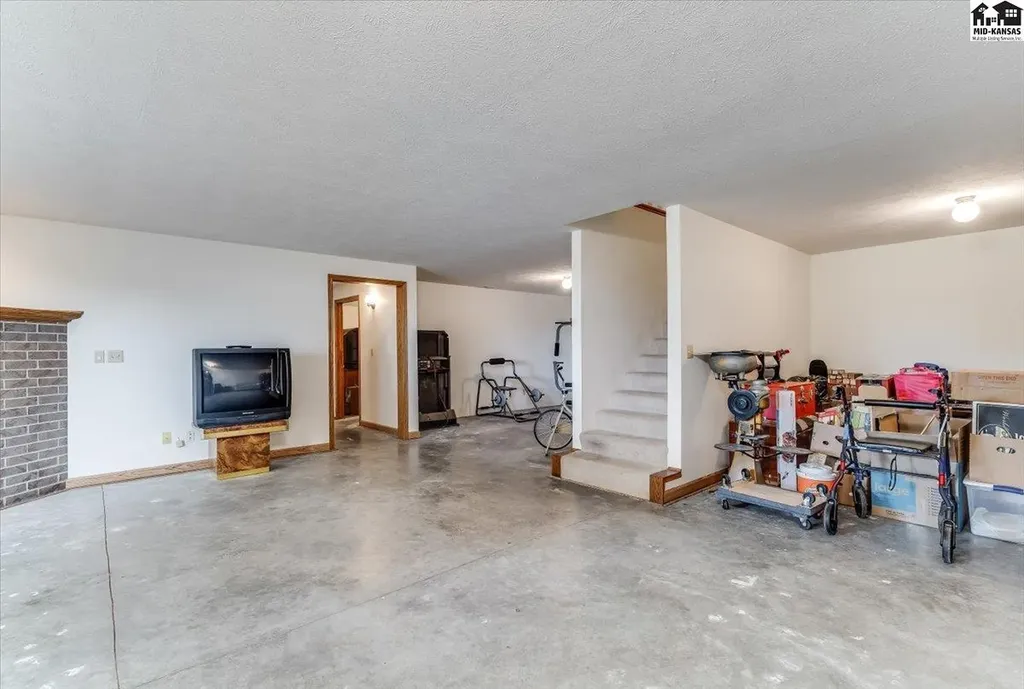 9202 N Plum Street Hutchinson KS 67502