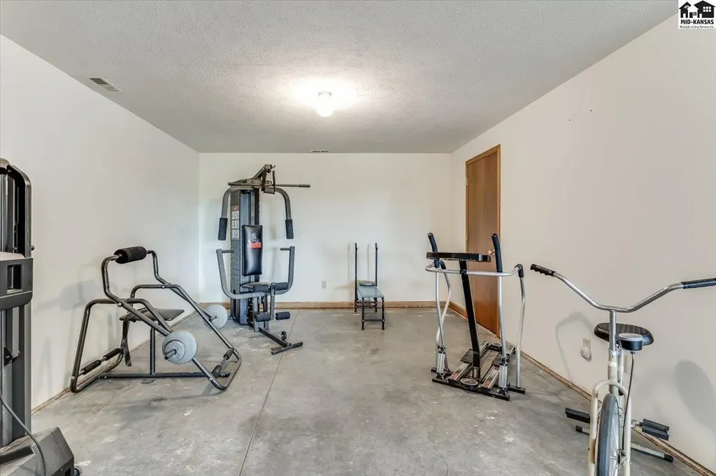 9202 N Plum Street Hutchinson KS 67502