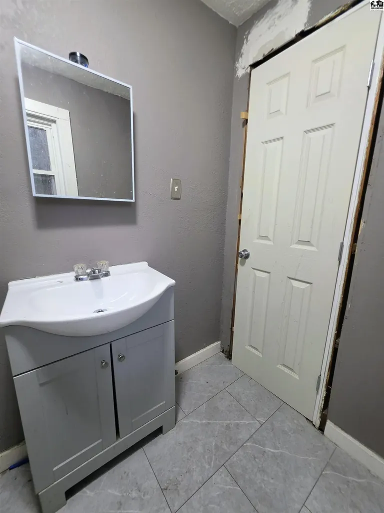 318 1/2 E 5th Avenue Hutchinson KS 67501