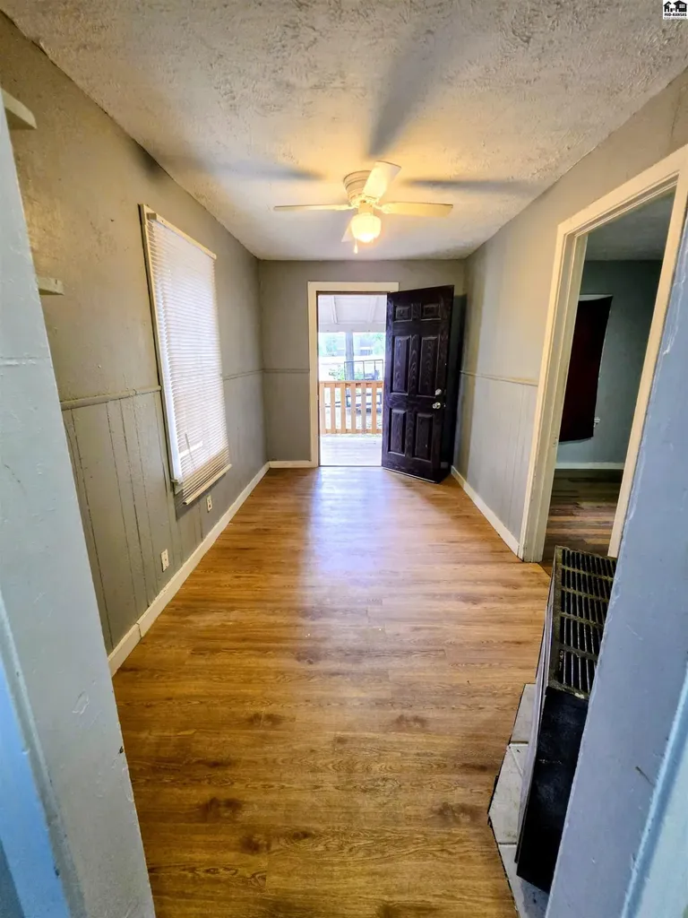 318 1/2 E 5th Avenue Hutchinson KS 67501
