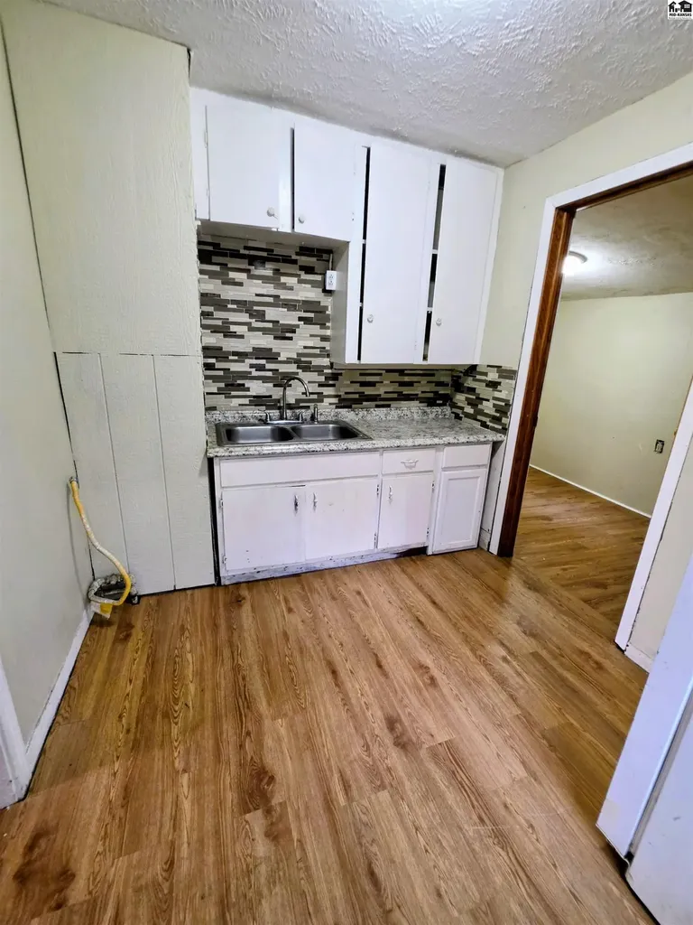 318 1/2 E 5th Avenue Hutchinson KS 67501