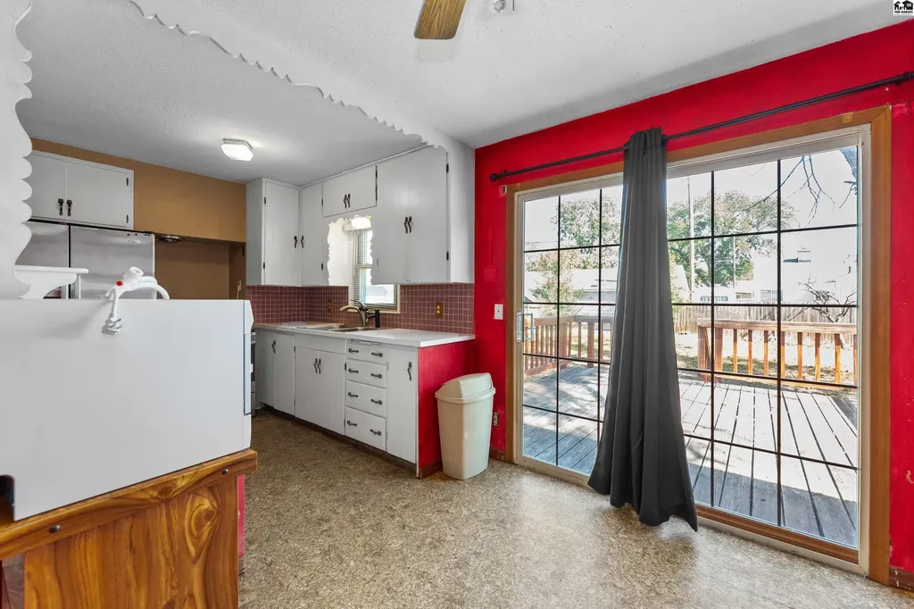 202 W 25th Avenue Hutchinson KS 67052