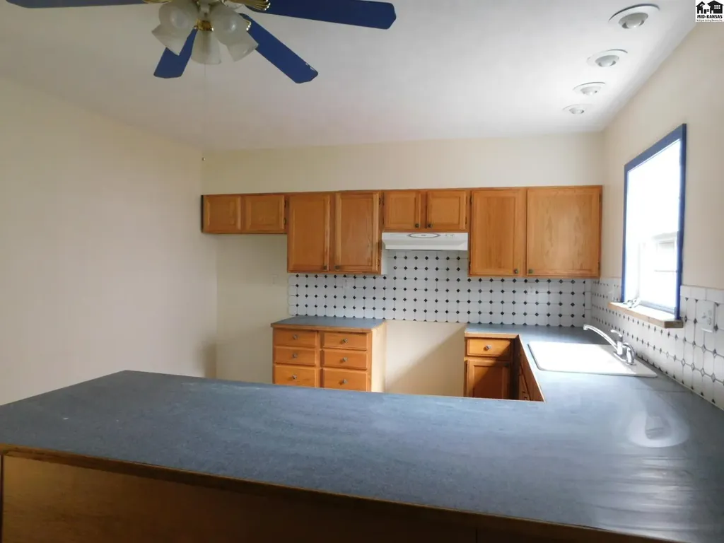 1225 E 11th Avenue Hutchinson KS 67501