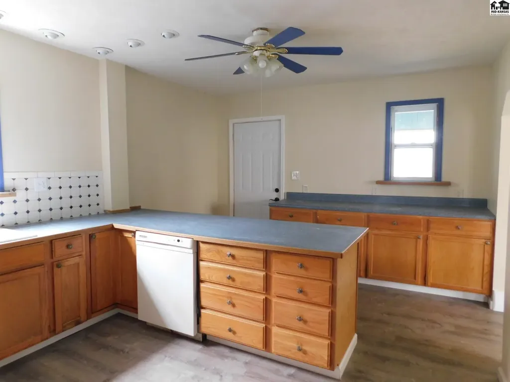 1225 E 11th Avenue Hutchinson KS 67501