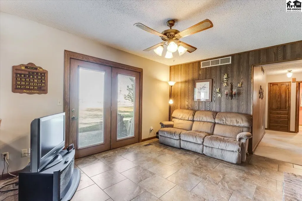 10 N Stadium Street Haven KS 67543