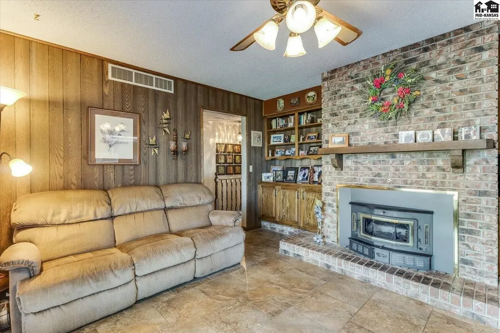 10 N Stadium Street Haven KS 67543