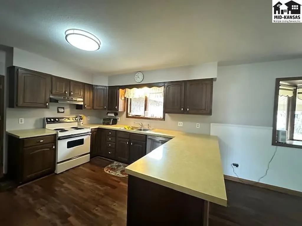 811 Foothill Drive Hutchinson KS 67502