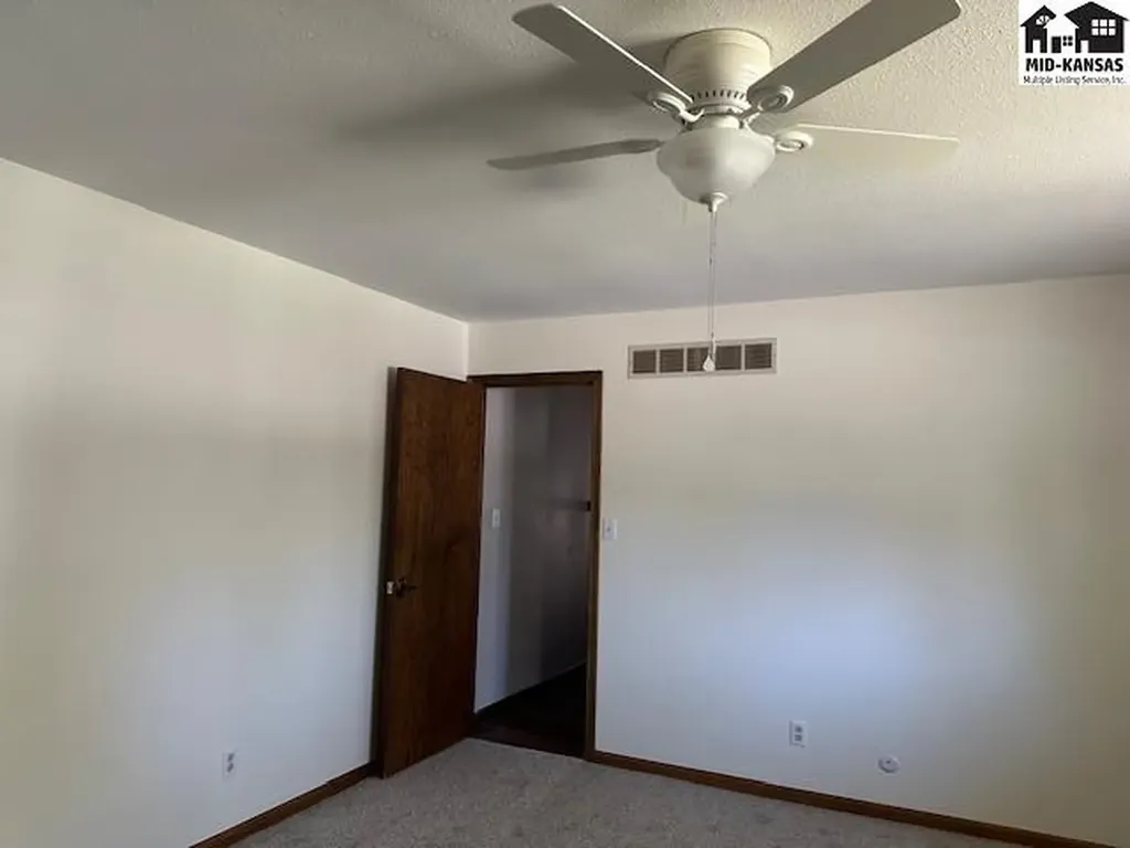 811 Foothill Drive Hutchinson KS 67502