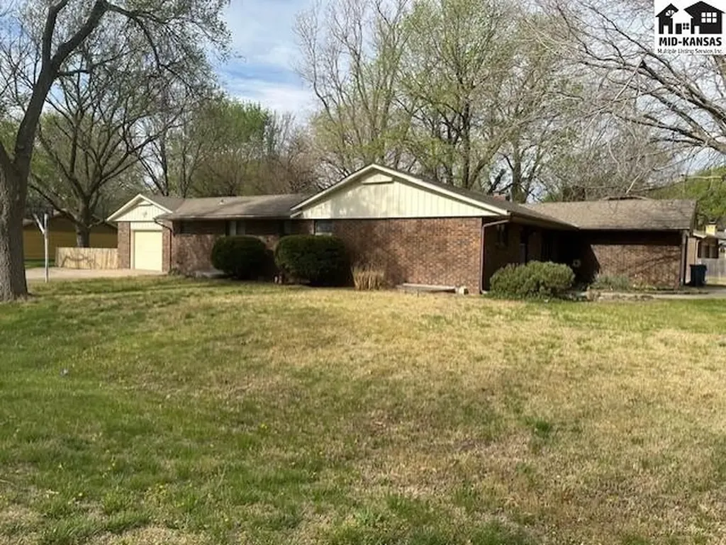 811 Foothill Drive Hutchinson KS 67502