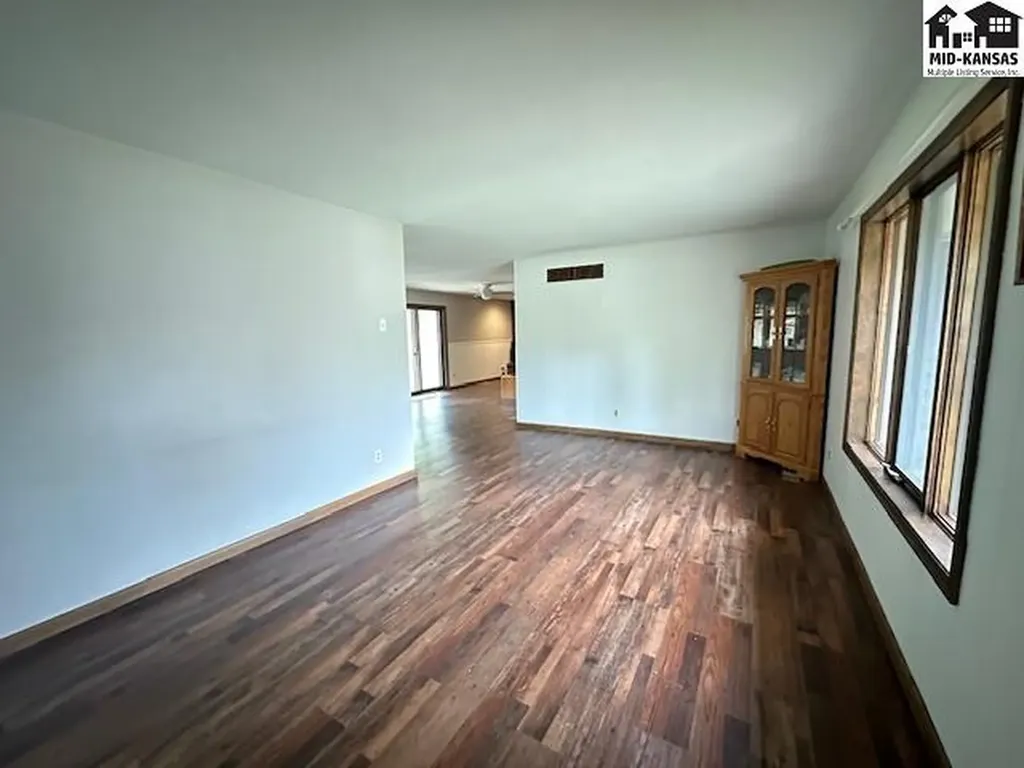 811 Foothill Drive Hutchinson KS 67502