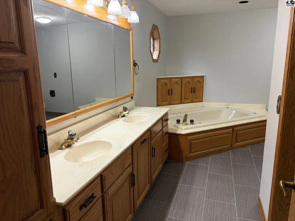 2702 Dickens Drive Hutchinson KS 67502