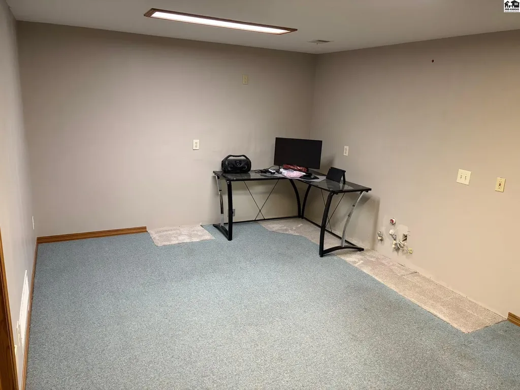 2702 Dickens Drive Hutchinson KS 67502