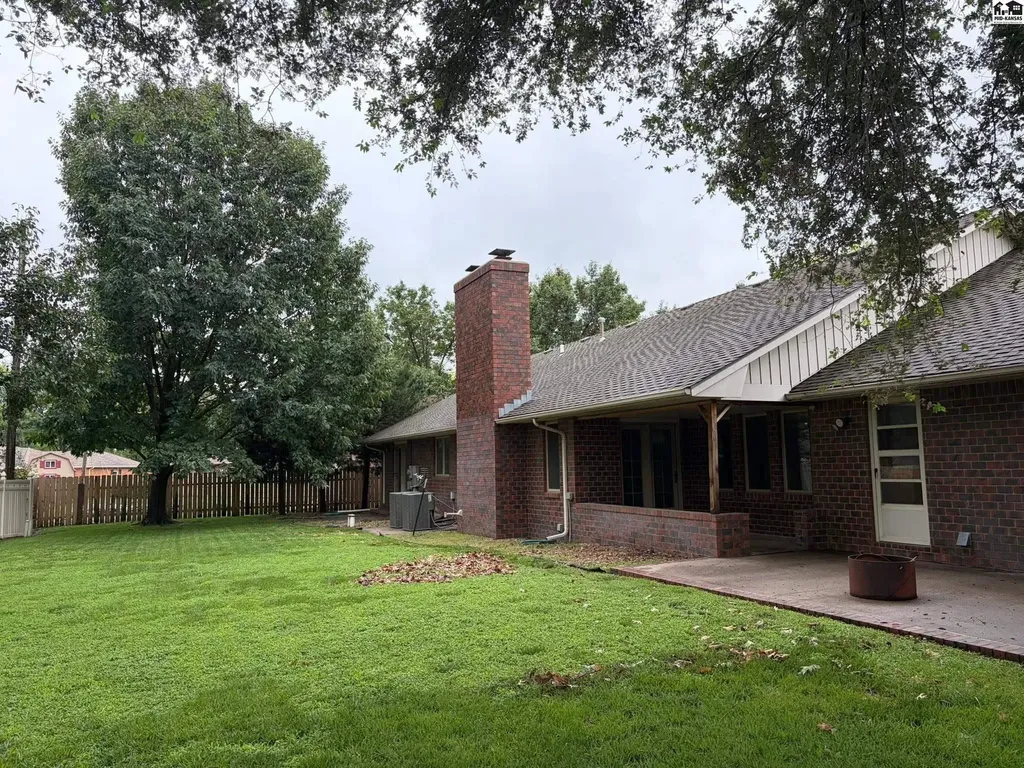 2702 Dickens Drive Hutchinson KS 67502