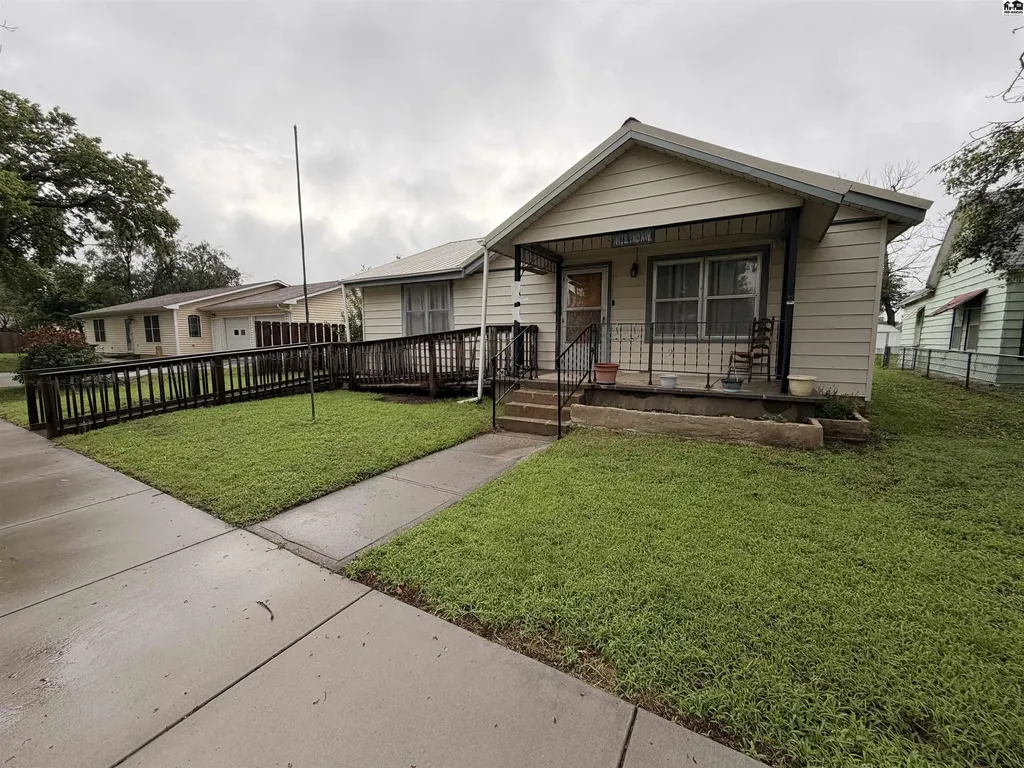 1012 E 2nd Avenue Hutchinson KS 67501