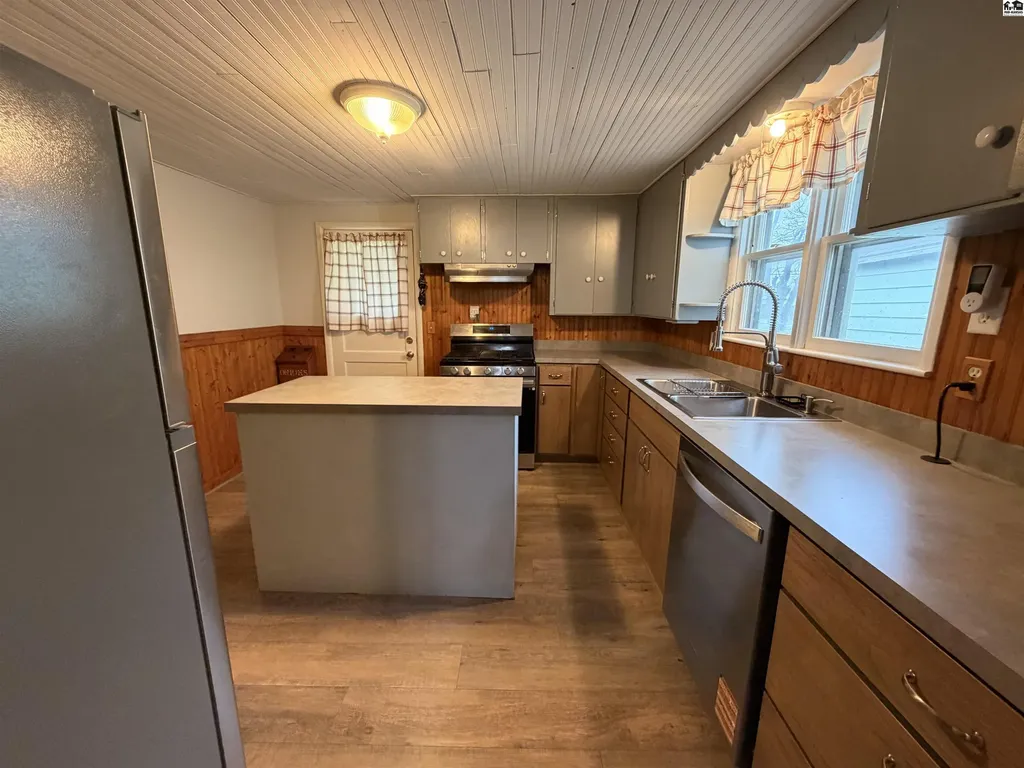 1012 E 2nd Avenue Hutchinson KS 67501