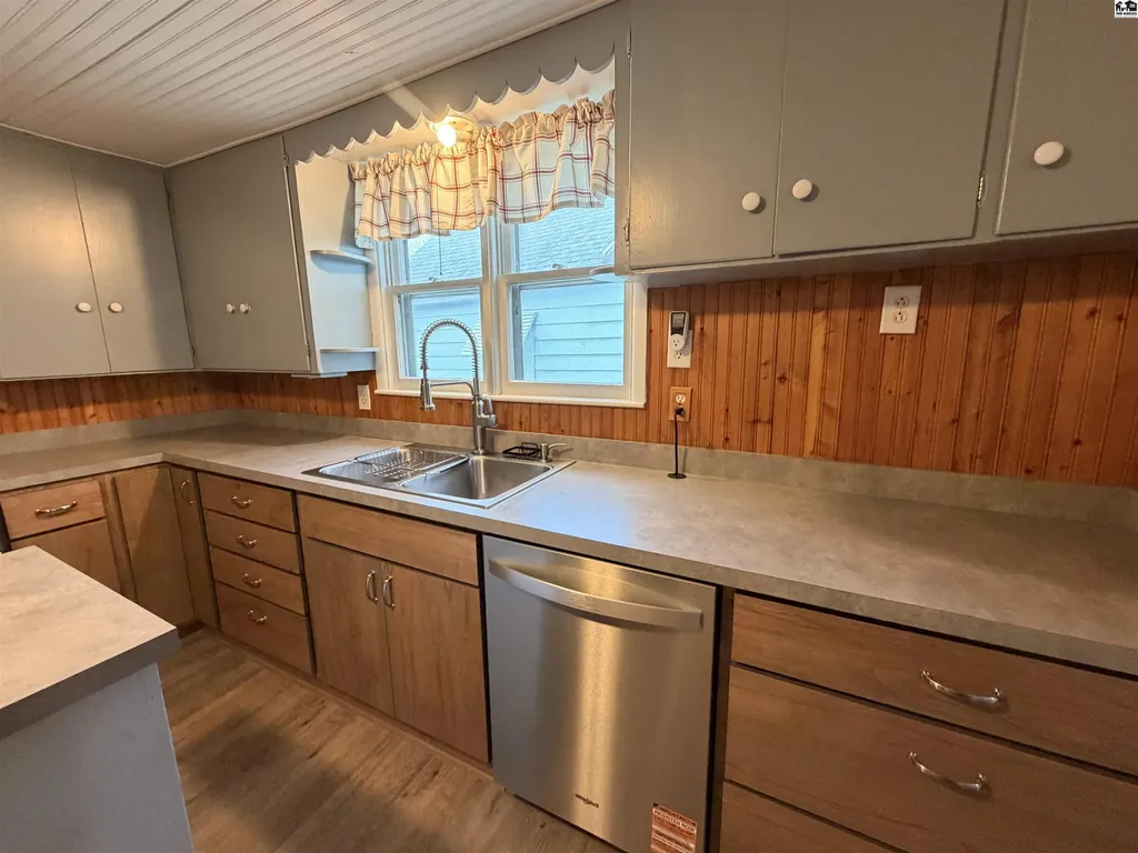 1012 E 2nd Avenue Hutchinson KS 67501