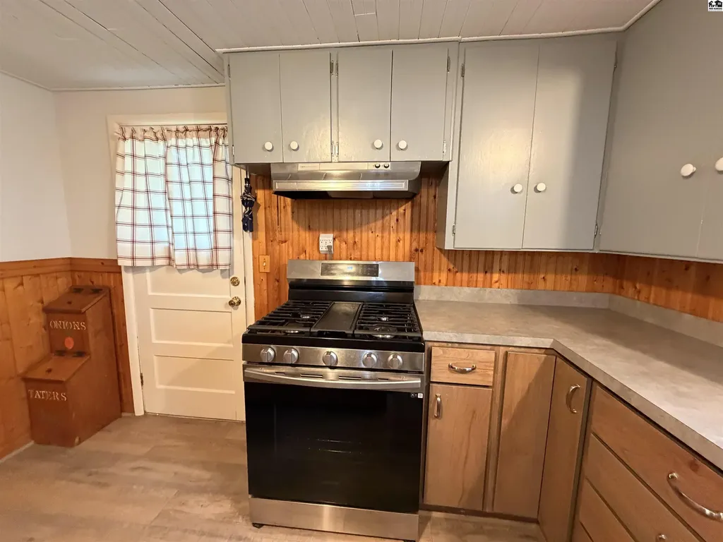 1012 E 2nd Avenue Hutchinson KS 67501