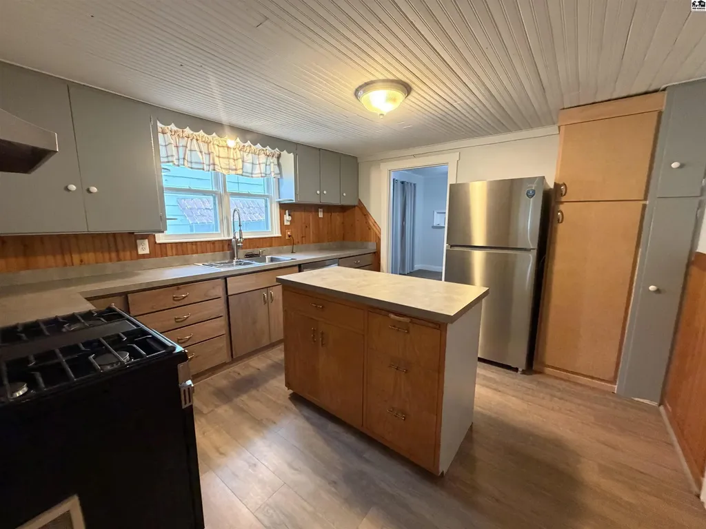 1012 E 2nd Avenue Hutchinson KS 67501