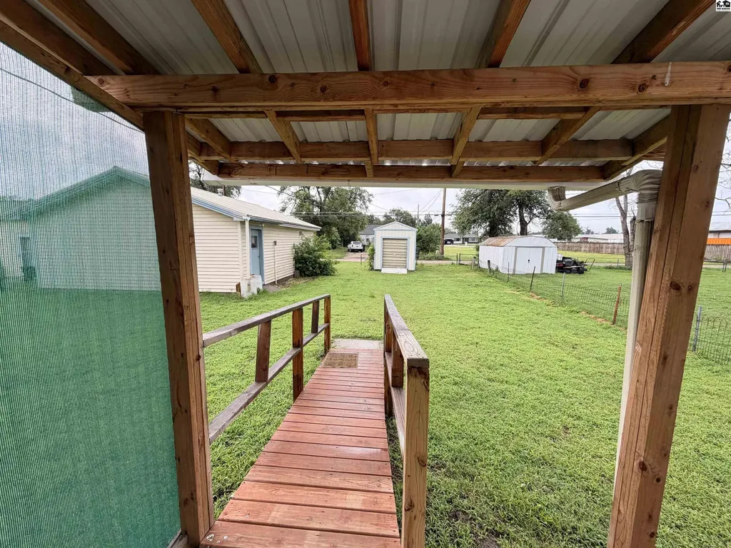 1012 E 2nd Avenue Hutchinson KS 67501