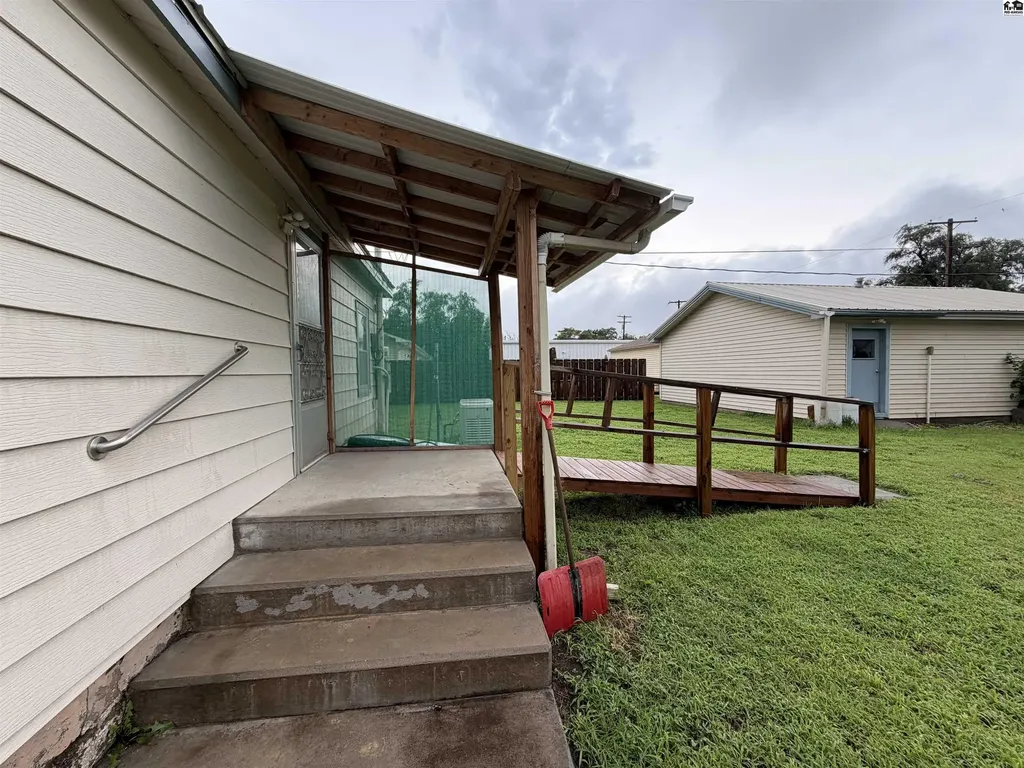 1012 E 2nd Avenue Hutchinson KS 67501