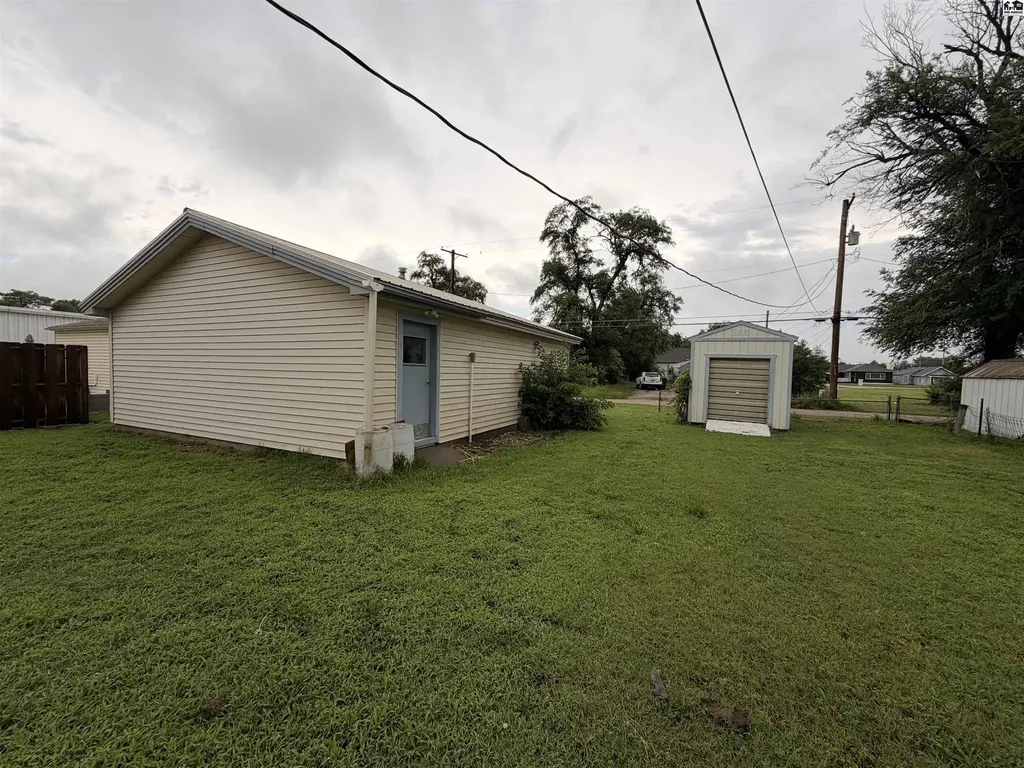 1012 E 2nd Avenue Hutchinson KS 67501