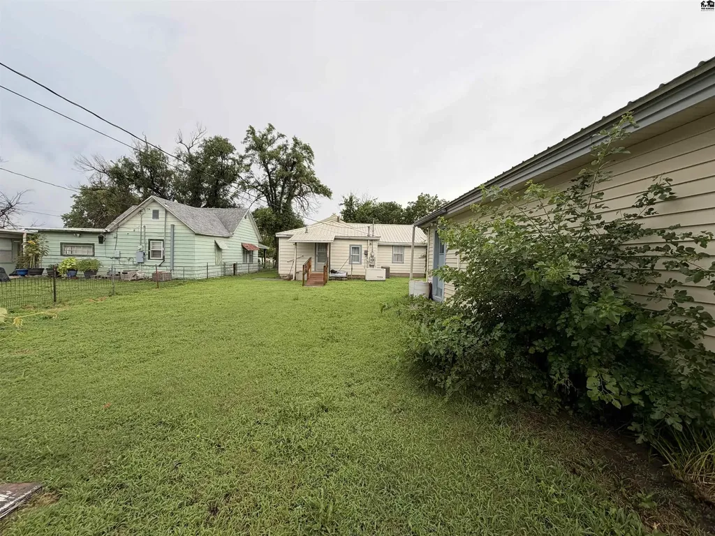 1012 E 2nd Avenue Hutchinson KS 67501