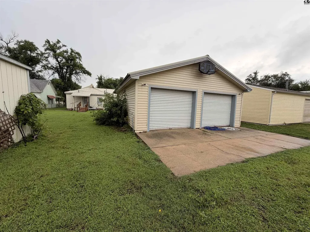 1012 E 2nd Avenue Hutchinson KS 67501