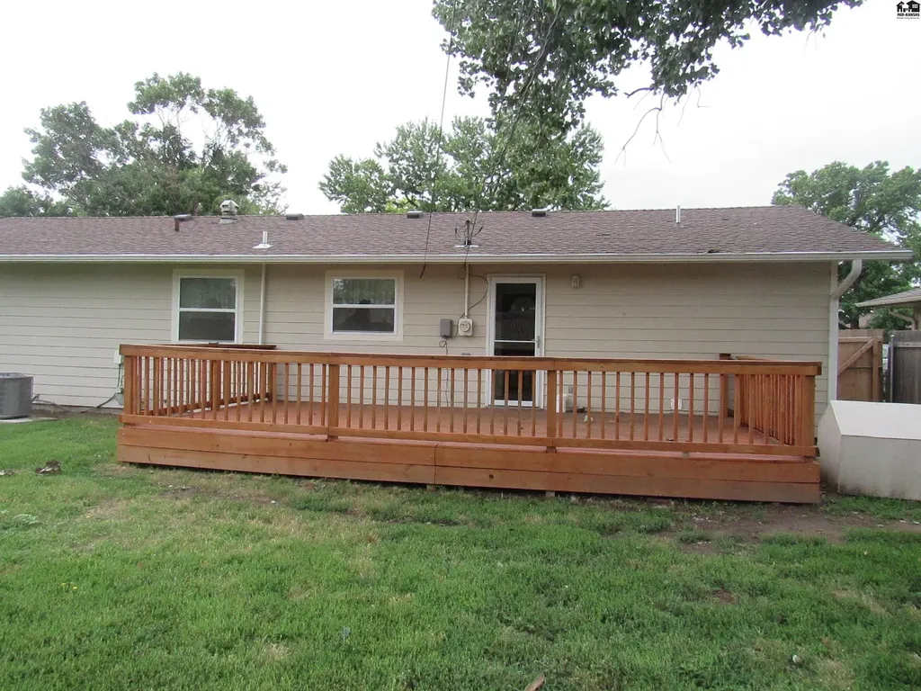 1910 James Street Hutchinson KS 67502
