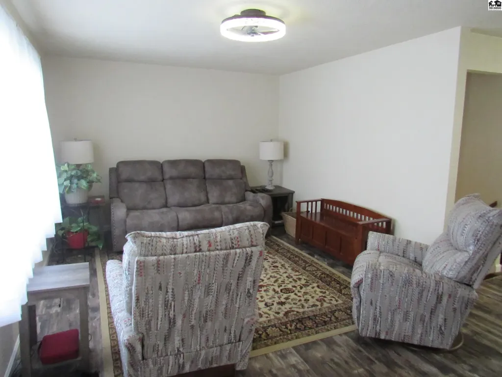 1910 James Street Hutchinson KS 67502