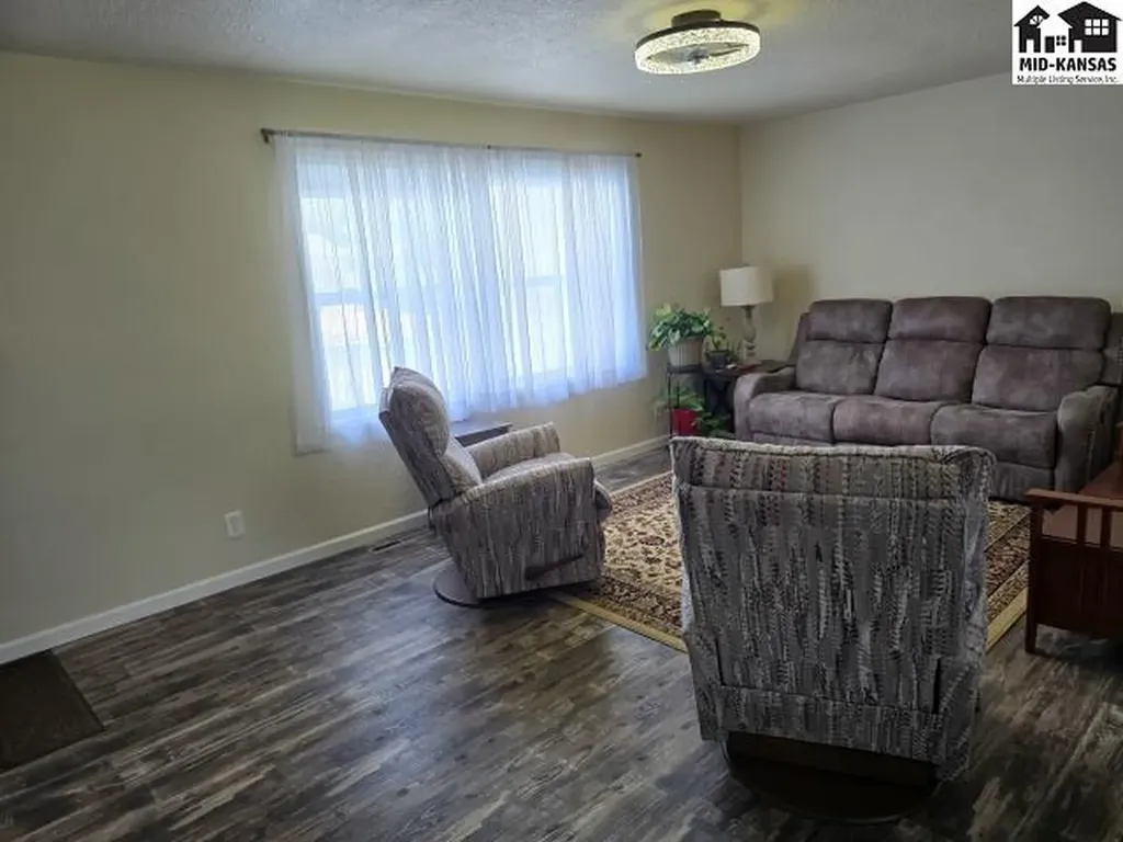 1910 James Street Hutchinson KS 67502