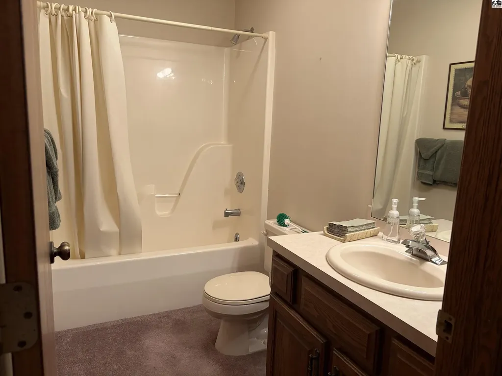 2804 Nottingham Drive Hutchinson KS 67502
