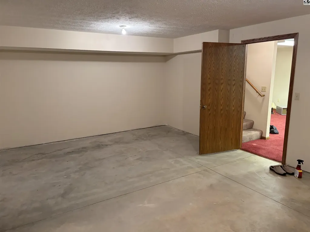 2804 Nottingham Drive Hutchinson KS 67502
