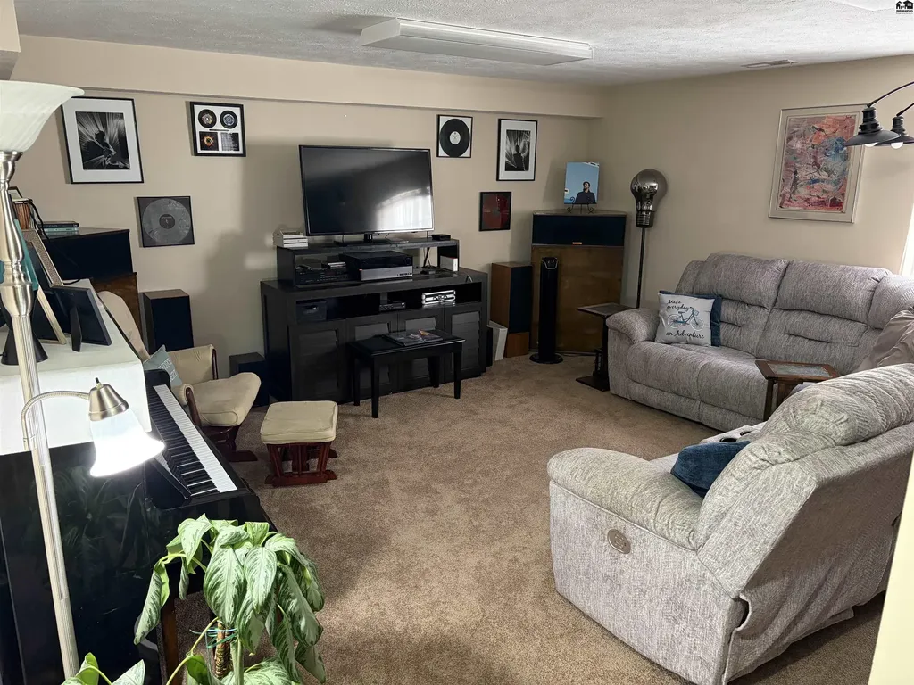 2804 Nottingham Drive Hutchinson KS 67502