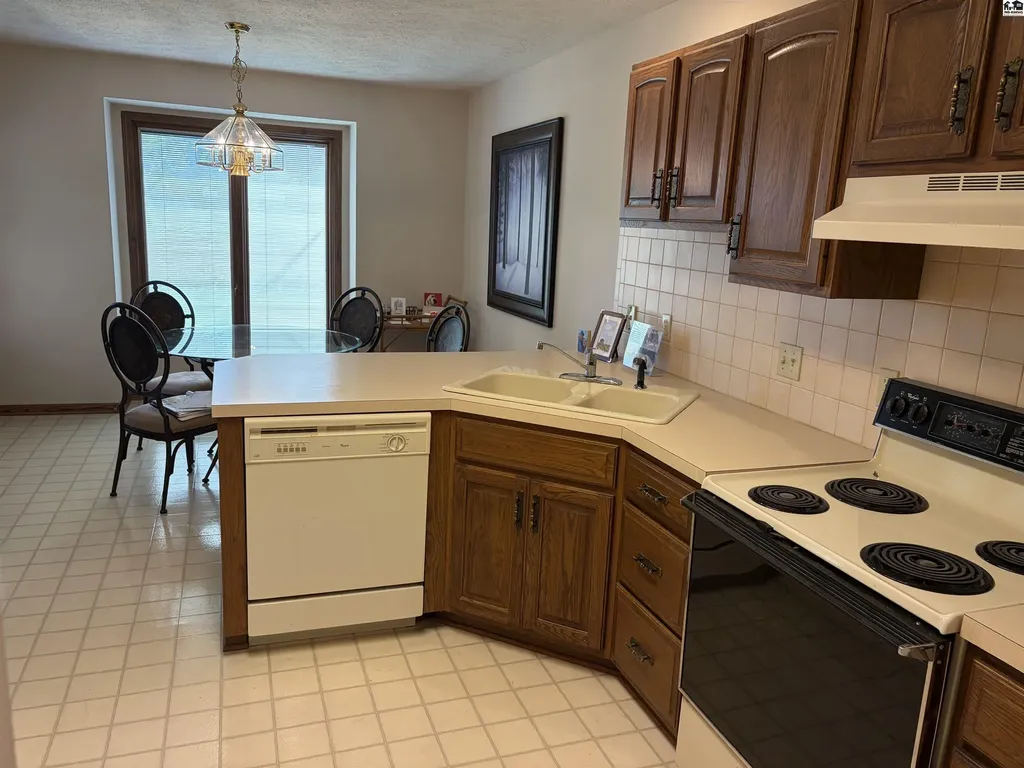 2804 Nottingham Drive Hutchinson KS 67502