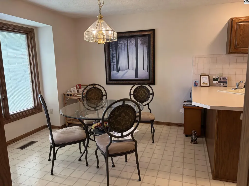 2804 Nottingham Drive Hutchinson KS 67502