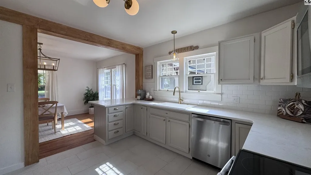 312 Crescent Boulevard Hutchinson KS 67502
