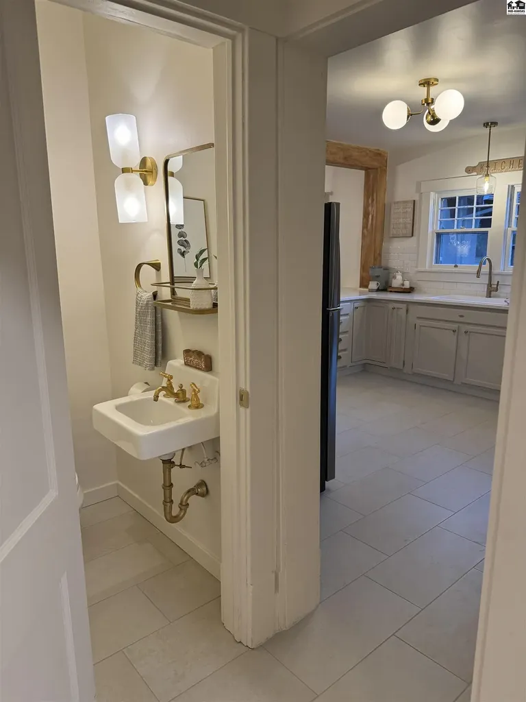 312 Crescent Boulevard Hutchinson KS 67502