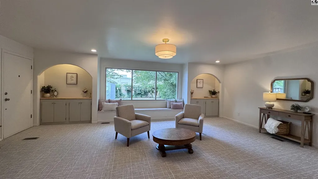 312 Crescent Boulevard Hutchinson KS 67502