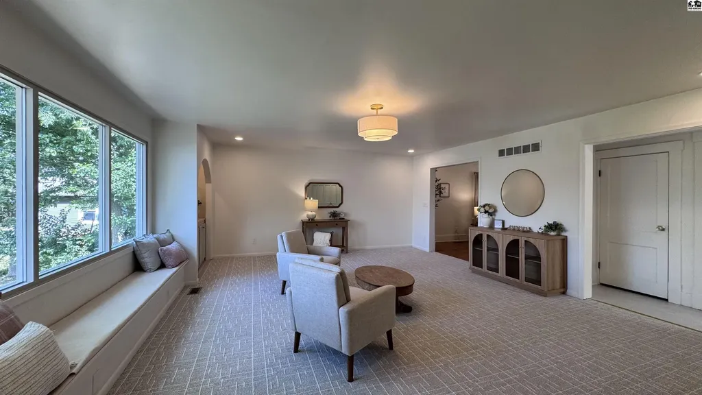 312 Crescent Boulevard Hutchinson KS 67502