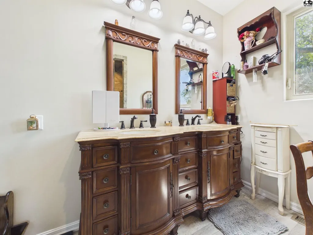 22015 W 101st Street N Mount Hope KS 67108