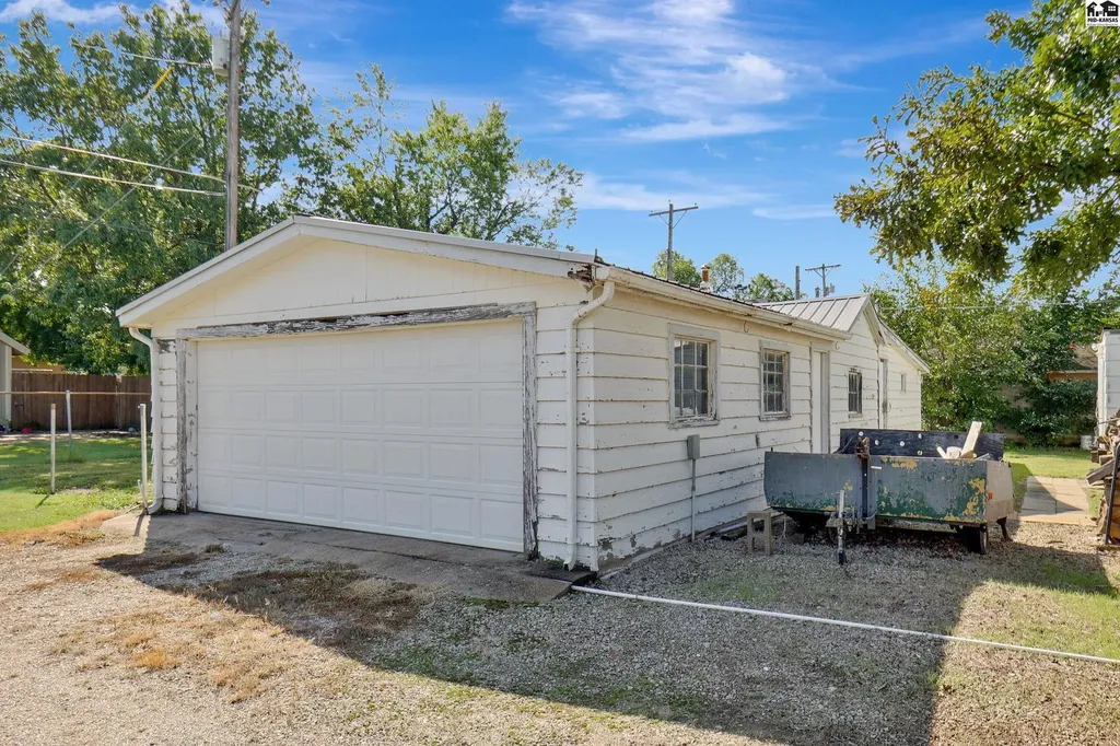 124 S Collingwood Pretty Prairie KS 67570