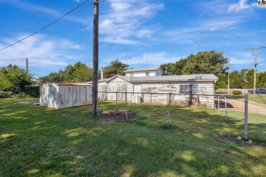 124 S Collingwood Pretty Prairie KS 67570
