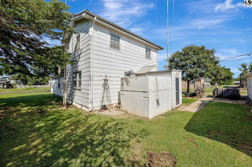 124 S Collingwood Pretty Prairie KS 67570